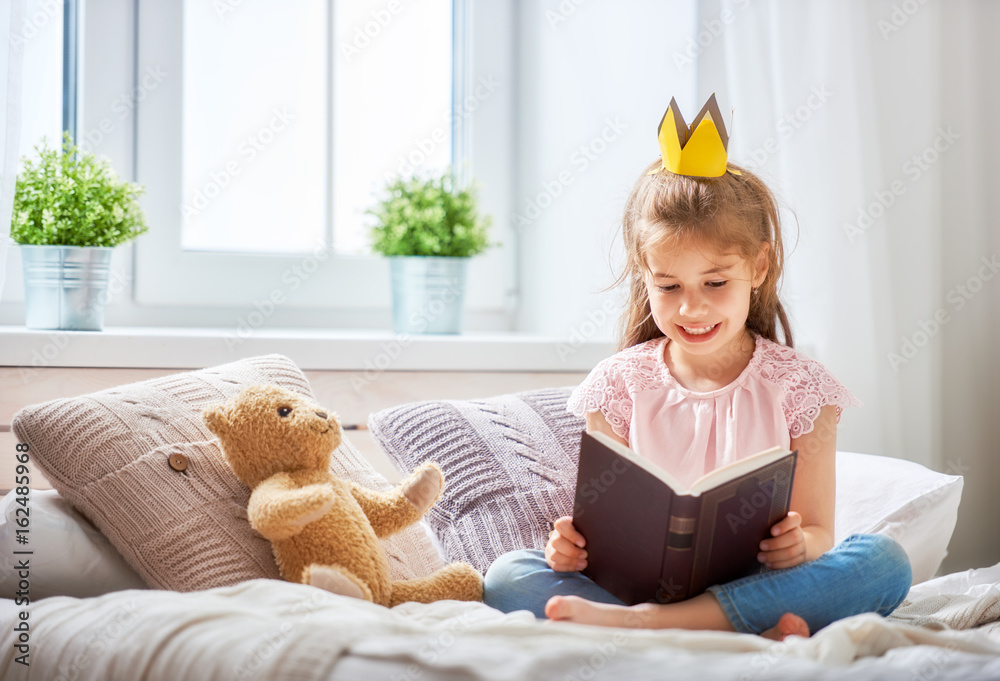 女孩在看书