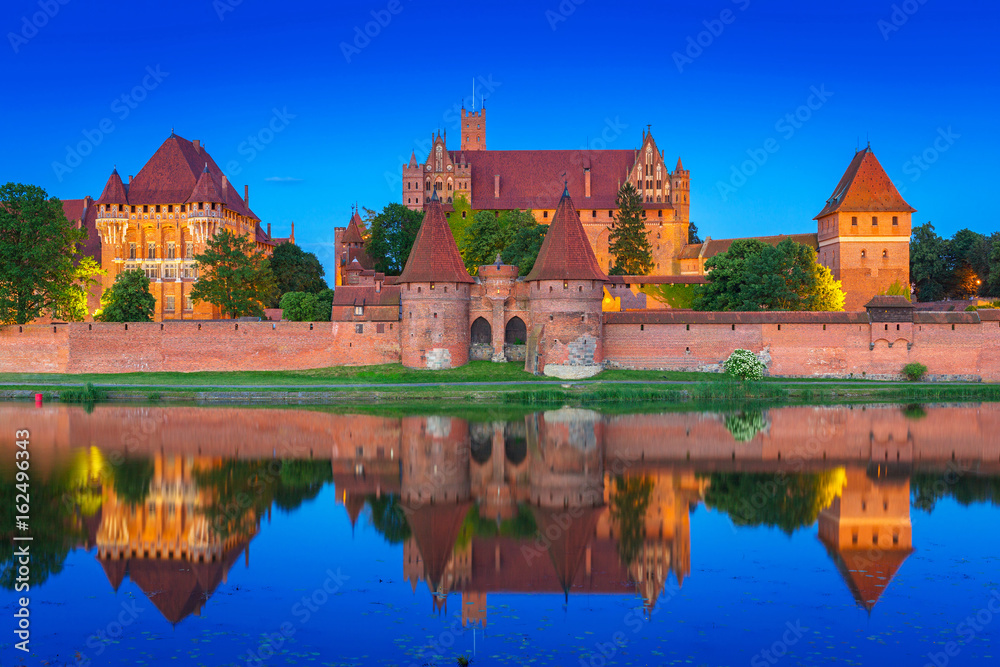 波兰马尔博克黄昏时的条顿骑士团城堡