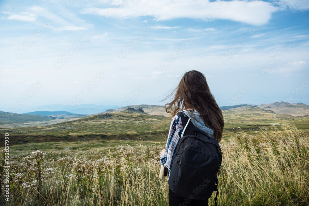 维多沙山斜坡上的女孩和蓝天的风景。