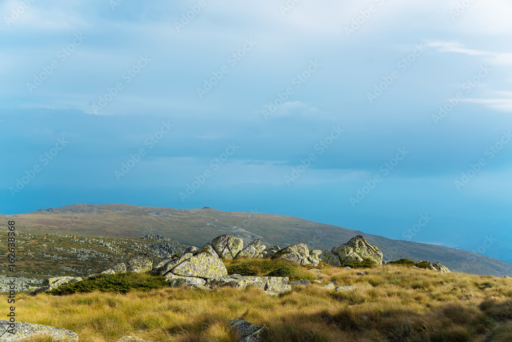 美丽的石头景观和壮丽的多云天空。保加利亚索非亚的维托沙山。
