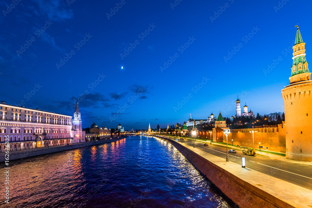 俄罗斯莫斯科克里姆林宫和莫斯科河的夜景