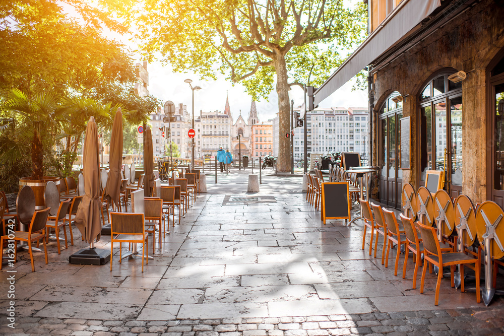 里昂老城区河边咖啡馆的街景