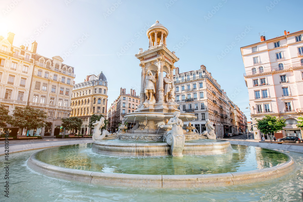 法国里昂雅各宾派广场和美丽喷泉的晨景