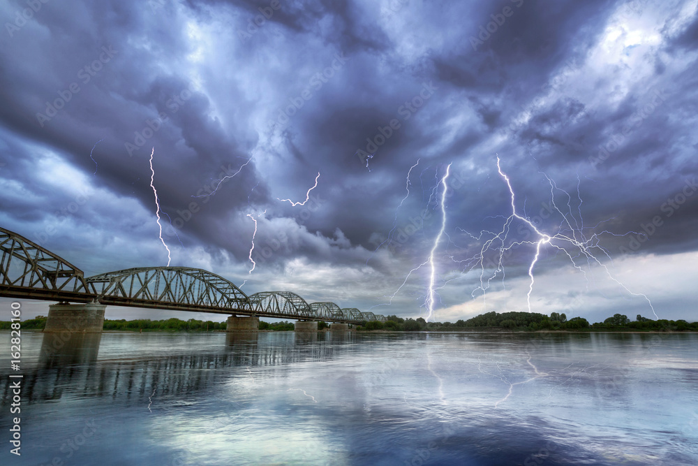 波兰维斯瓦河上空的夏季雷暴