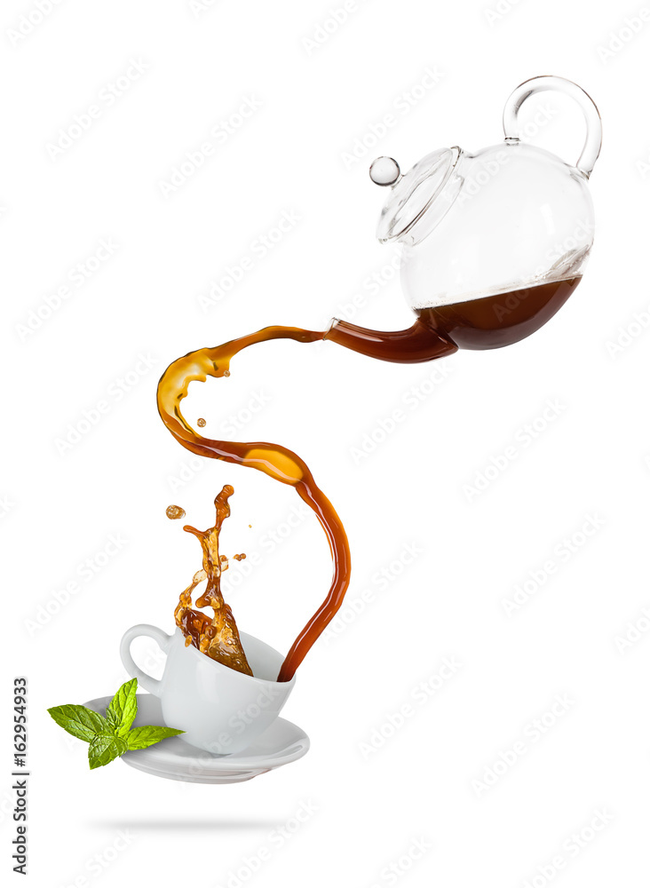瓷器白杯子，溅着茶，在白底上分开。