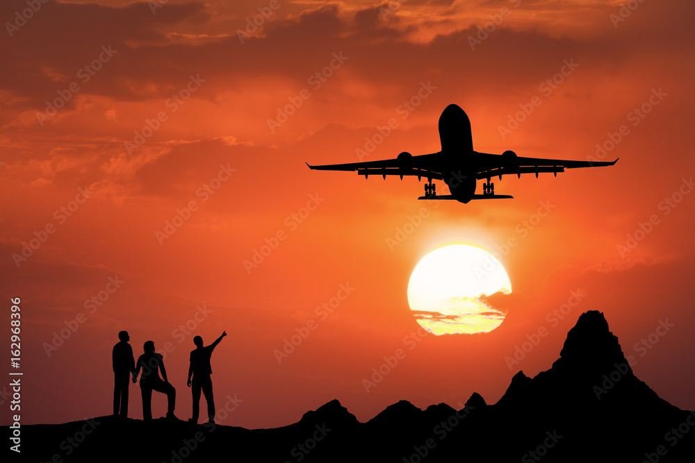 站着的人、客机、山、橙色的天空和太阳的剪影。周五