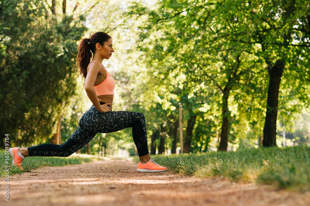 健康年轻女性在健身和锻炼前进行伸展运动