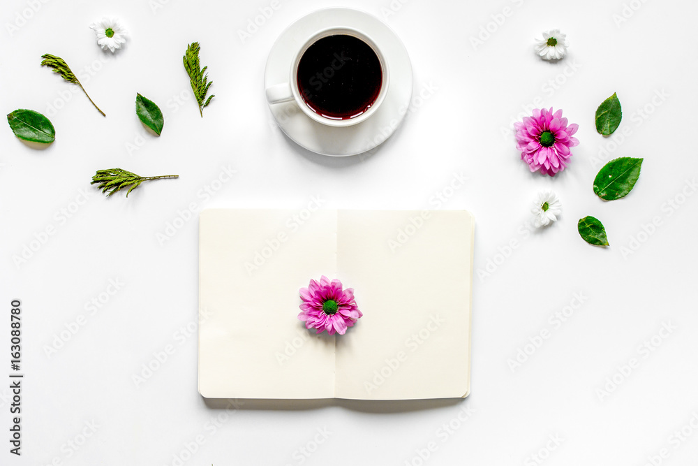 带花瓣的咖啡杯和笔记本顶视图模型