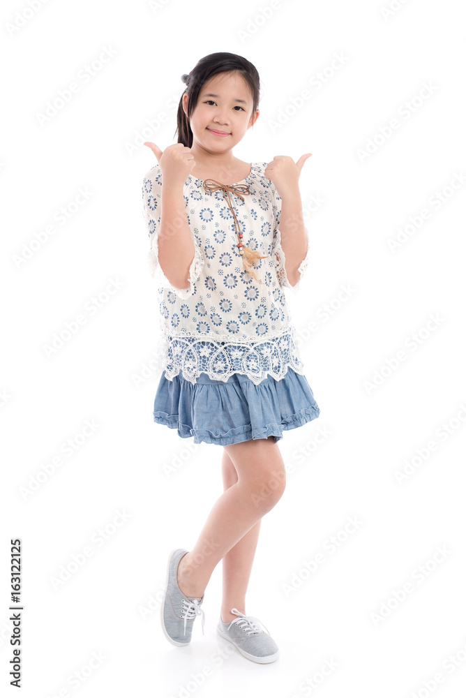 美丽的亚洲女孩竖起大拇指