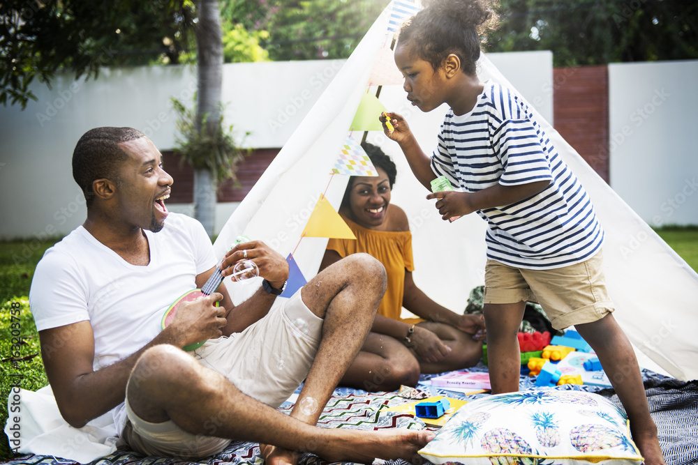 黑人家庭一起在后院吹肥皂泡享受夏天
