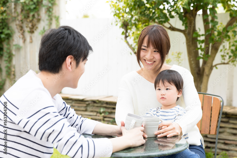 年轻的亚洲家庭在咖啡馆放松