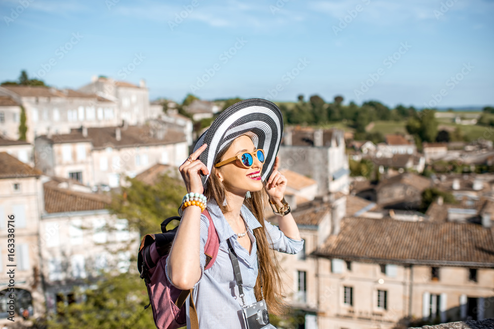年，一位年轻的女游客在波尔多地区的圣埃米利翁村欣赏美丽的城市景观