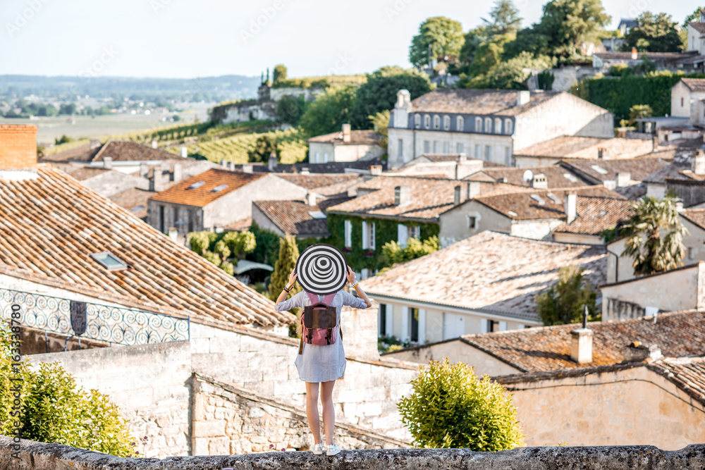 与法国波尔多地区的女游客一起欣赏圣埃米利翁村的美丽日落