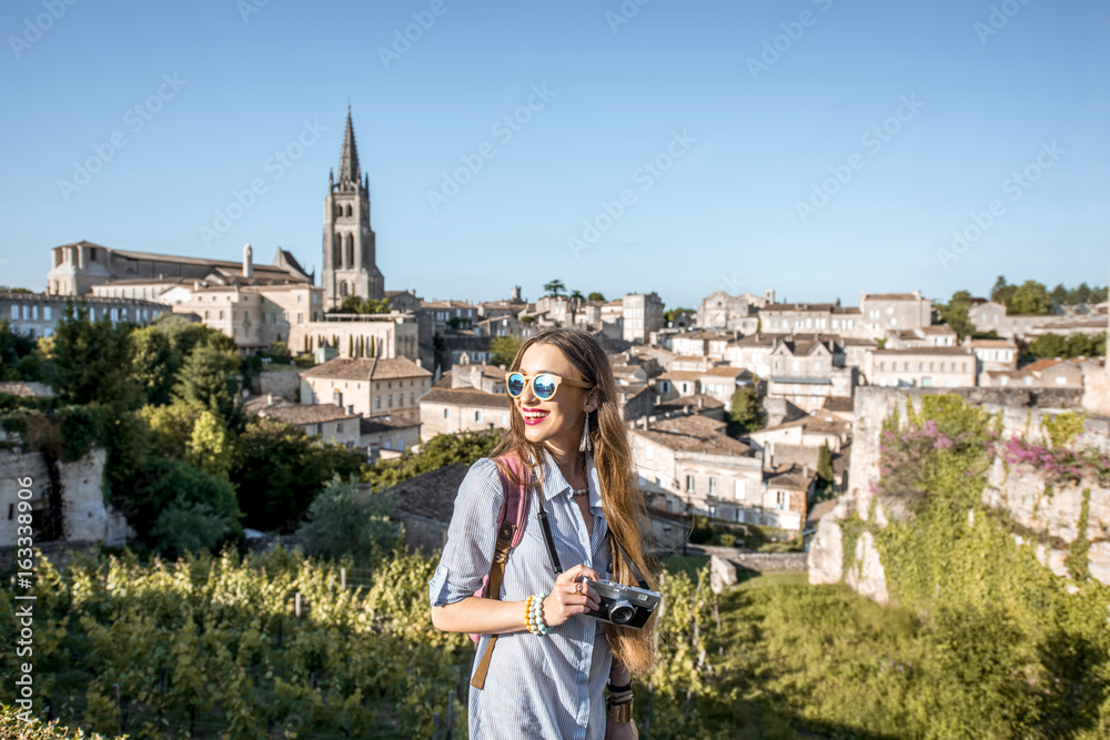 年轻的女游客在波尔多地区的圣埃米利翁村欣赏美丽的城市景观