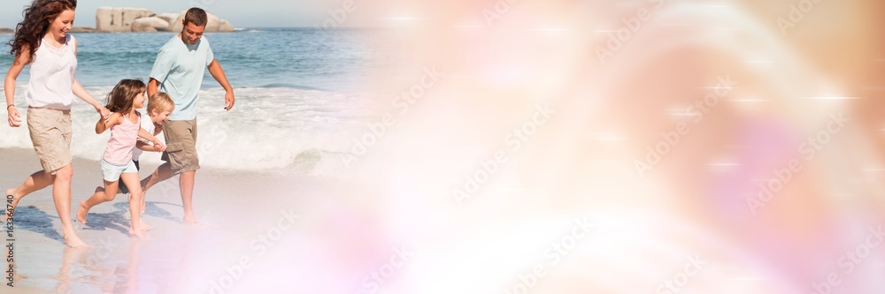 一家人在海滩上奔跑，带着桃色过渡