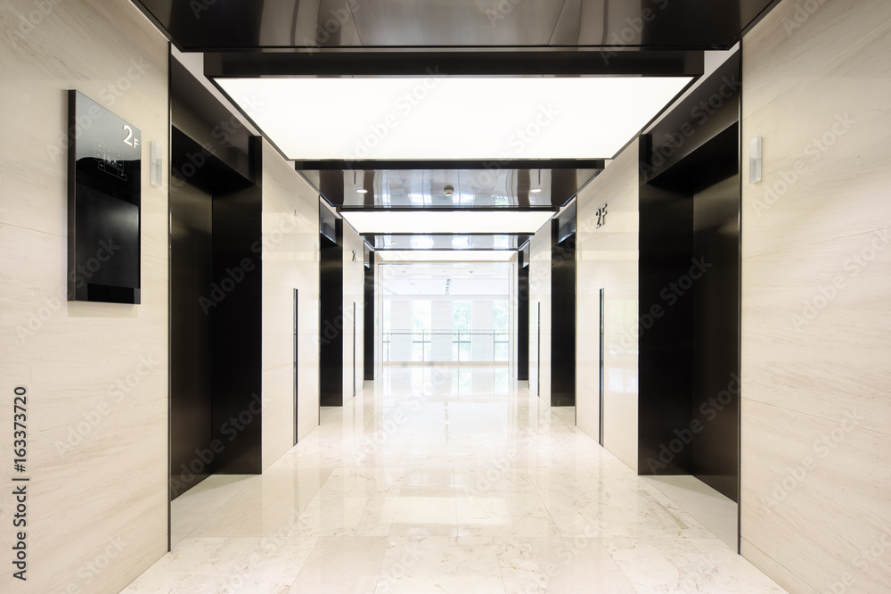 现代电梯大堂内部