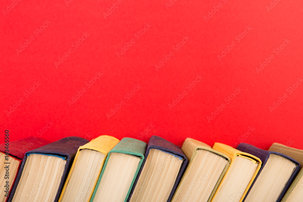 教育与智慧理念-木桌上的书籍，彩色背景