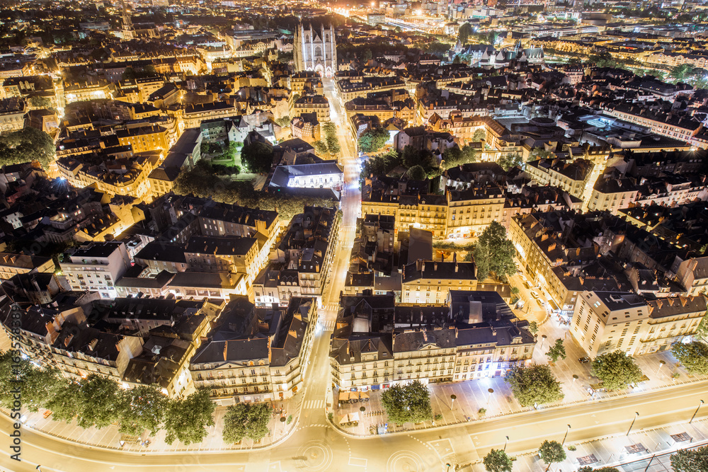 法国南特市夜间照明建筑和街道的鸟瞰城市景观