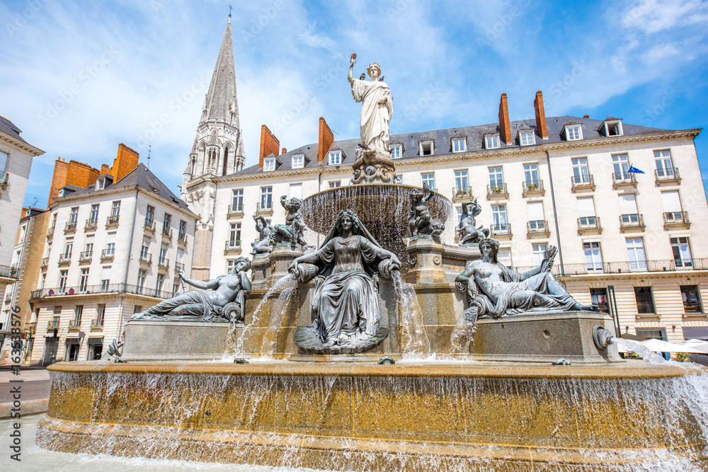 法国南特市带喷泉和教堂塔楼的皇家广场景观