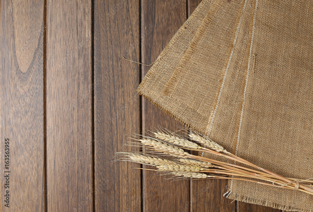 木桌上的麻布和小麦