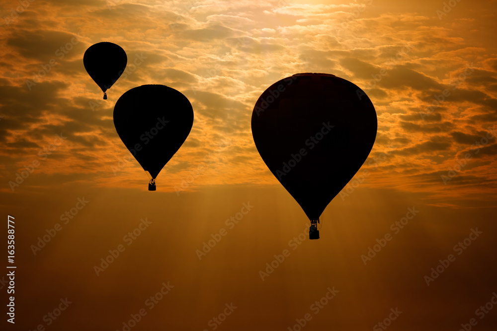 清晨天空中的热气球剪影