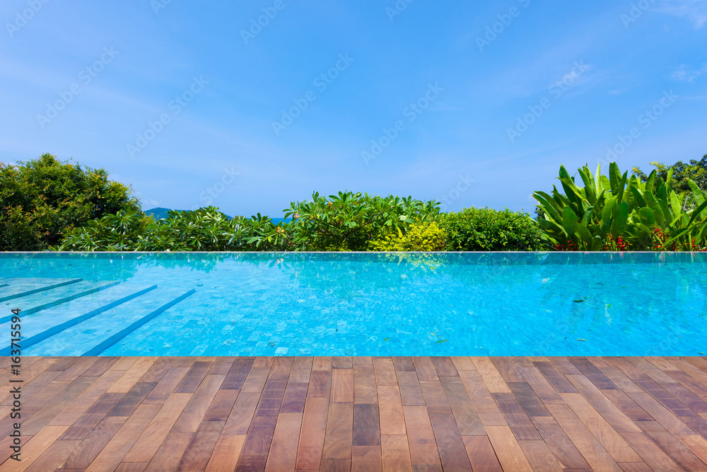 游泳池俯瞰安达曼海山和蓝天背景，暑假背景