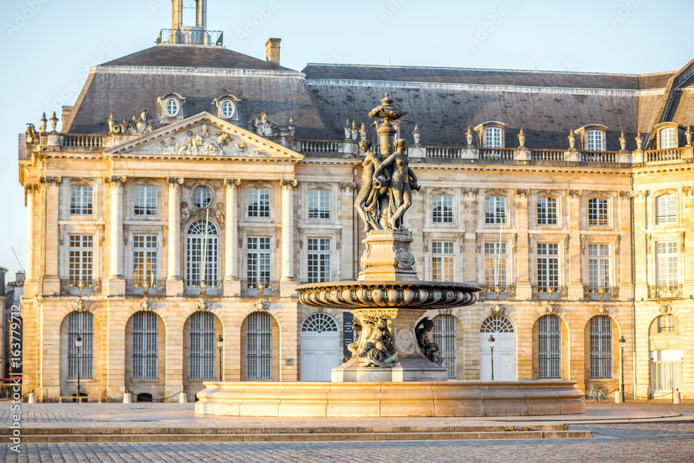 早上在法国波尔多市欣赏带喷泉的著名的La Bourse广场