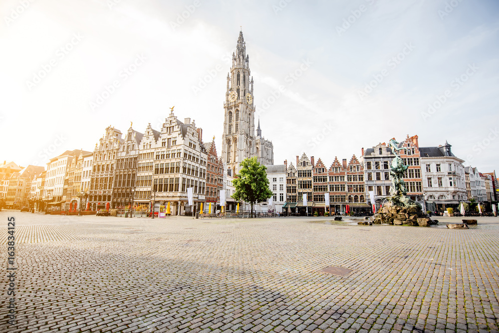 比利时安特卫普市Grote Markt的晨景，有美丽的建筑和教堂塔楼