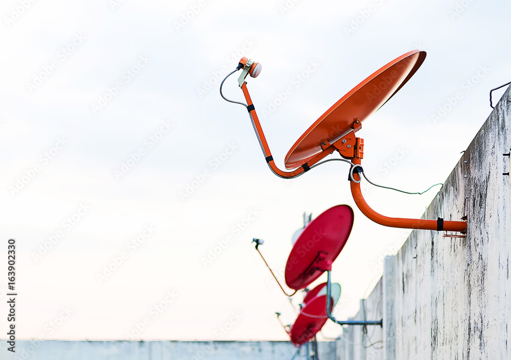 安装在屋顶上的碟形卫星天线，用于连接电视以观看节目。