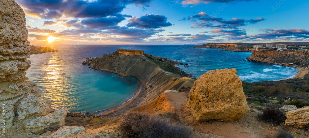 马耳他Mgarr-Gnejna湾和Golden湾全景，阳光下的马耳他最美丽的两个海滩