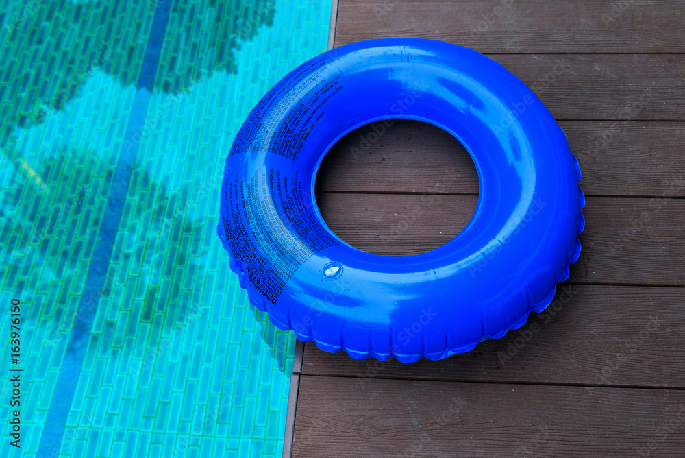 环形浮标游泳池。