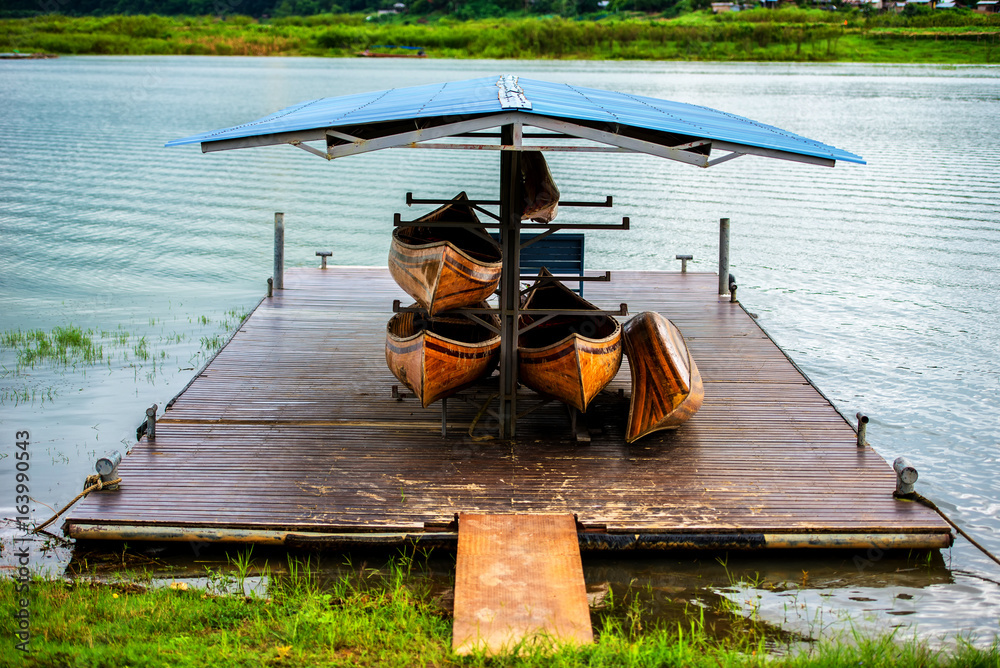 停泊独木舟。将独木舟停泊在水边。