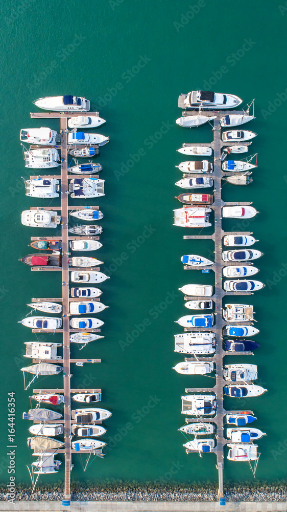Pier speedboat. A marina lot. This is usually the most popular tourist attractions on the beach.Yach