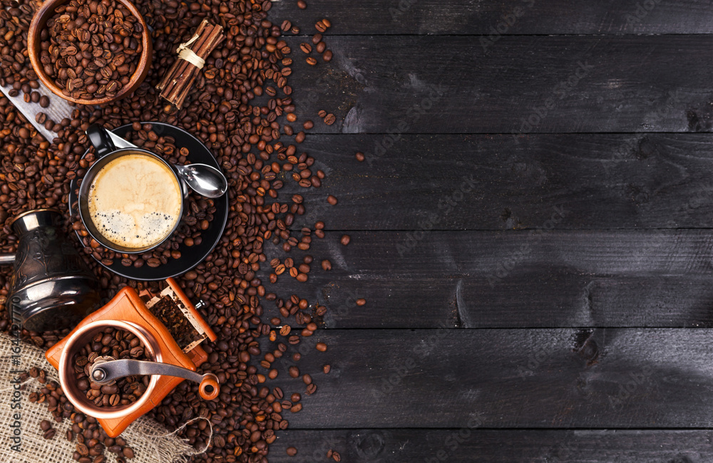 深色咖啡背景，带复制空间的俯视图。黑色咖啡杯，研磨咖啡，研磨机，碗
