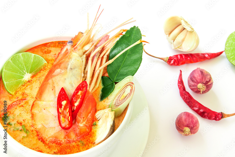 近距离亚洲麻辣汤配白碗虾，著名泰国美食Tom Yum Kung