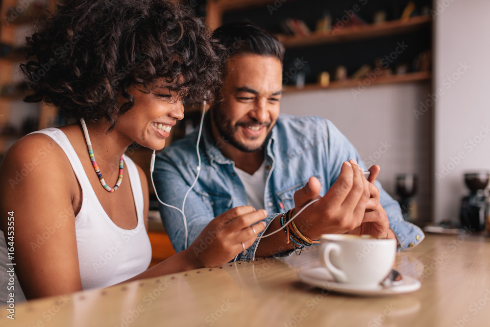 咖啡馆的幸福情侣用手机视频聊天