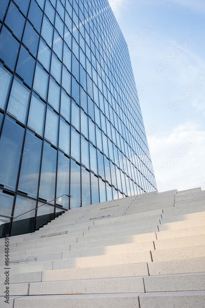 现代办公摩天大楼立面和蓝天混凝土楼梯景观