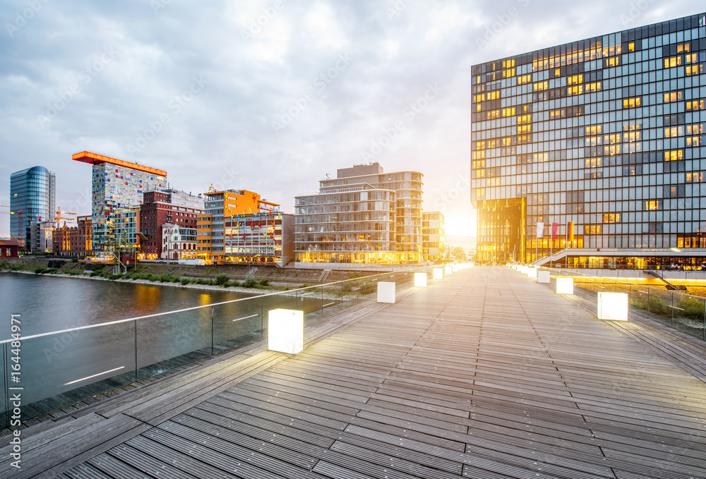 杜塞尔多夫Medienhafen金融区日落美景，现代照明建筑