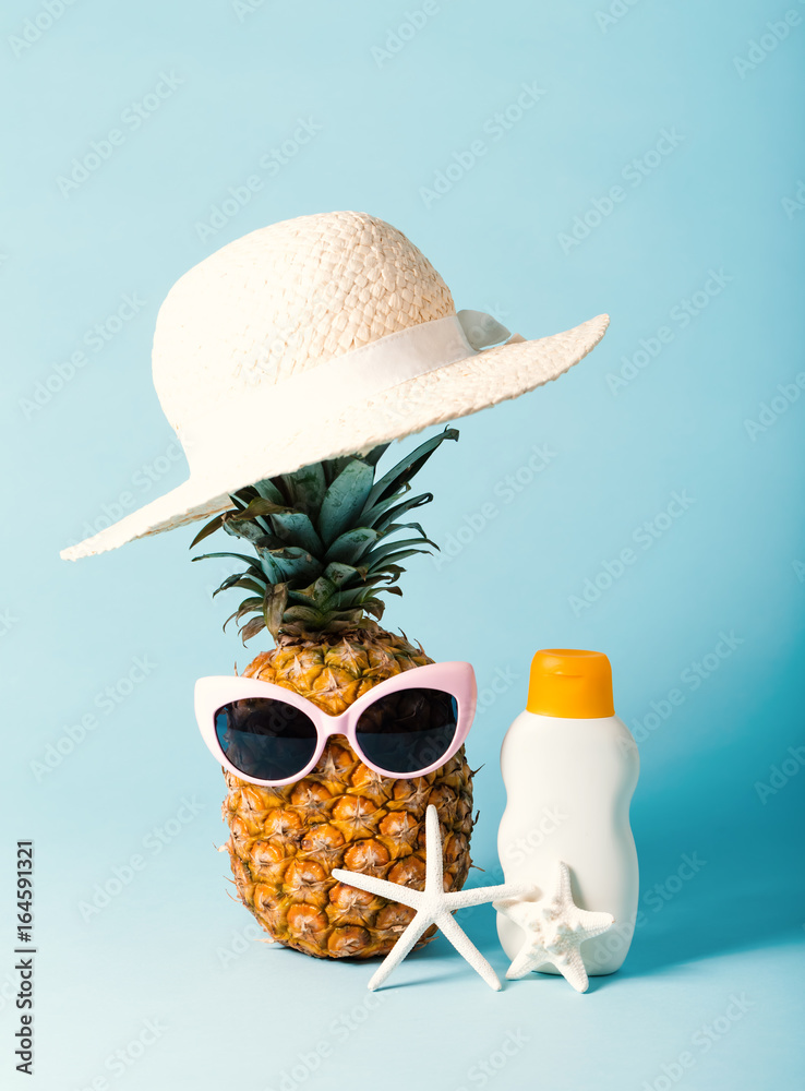 菠萝配太阳镜和夏季主题物品