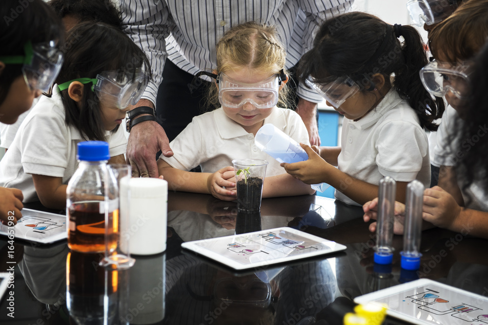 一群不同类型的幼儿园学生在科学实验班学习种植实验