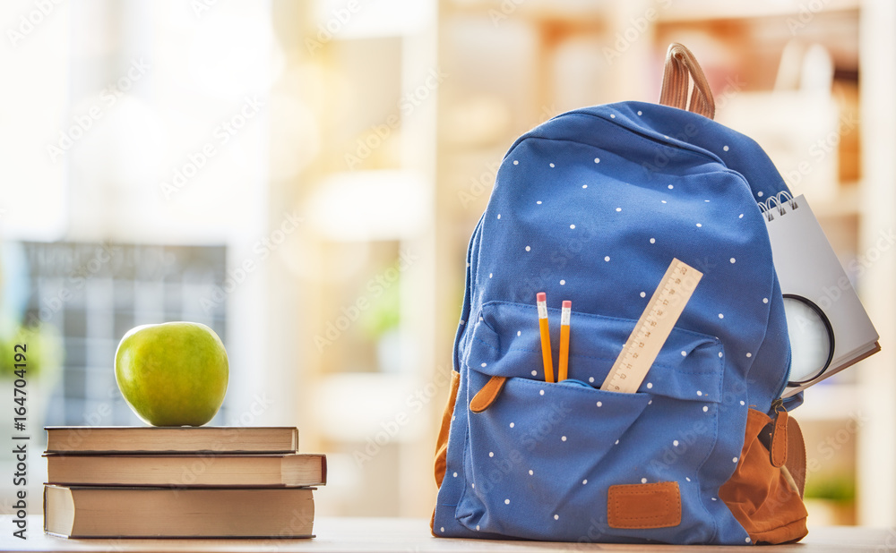 苹果，一堆书和背包