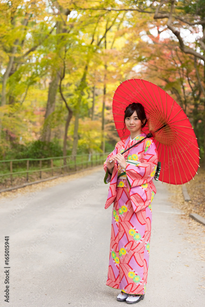 秋天穿和服的迷人亚洲女人