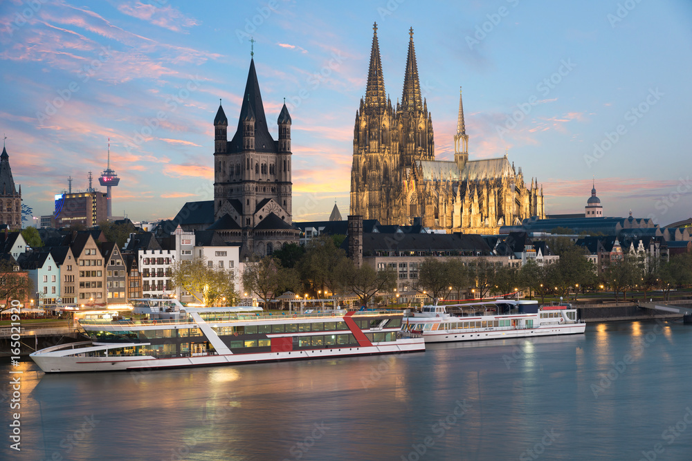 德国科隆，乘坐游轮俯瞰莱茵河上的科隆。
