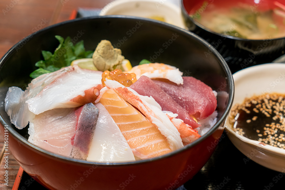 北海道函馆早市碗里的米饭上有生鱼片的日本食物，称为生鱼片