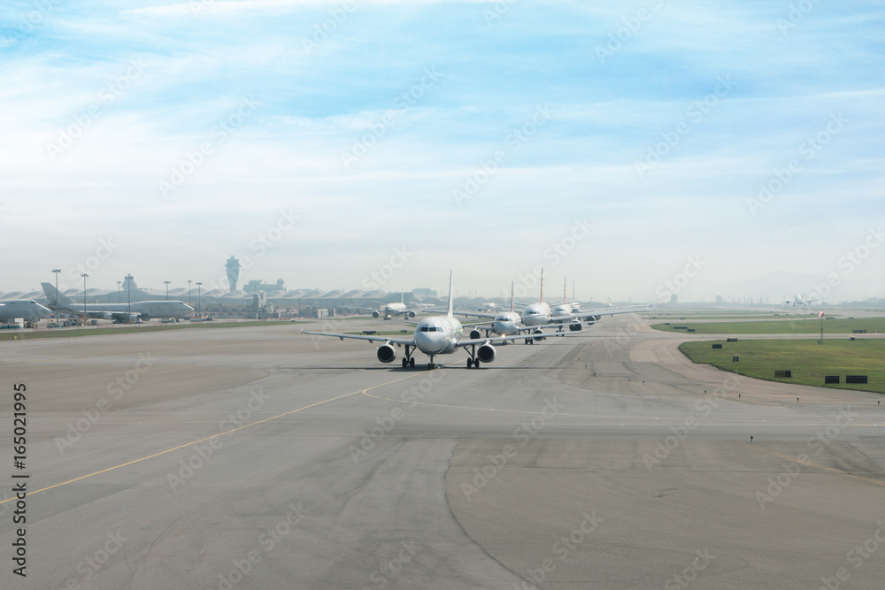 许多飞机在机场的跑道上准备起飞。