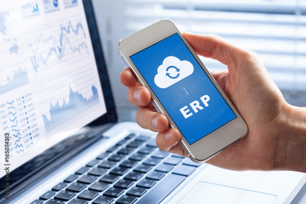 智能手机屏幕上的ERP应用程序将数据与云计算连接起来