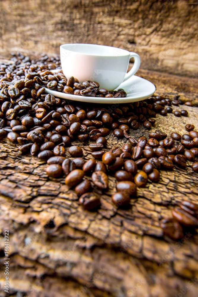 咖啡。咖啡豆。装满咖啡豆的咖啡杯。
