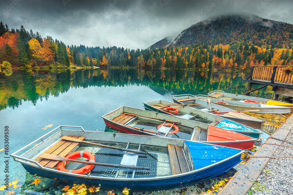 令人惊叹的秋季景观和五颜六色的船只，意大利，欧洲的福辛湖