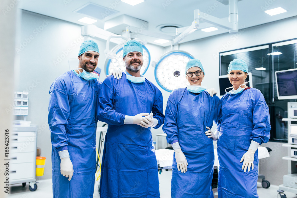 成功的外科医生团队站在手术室