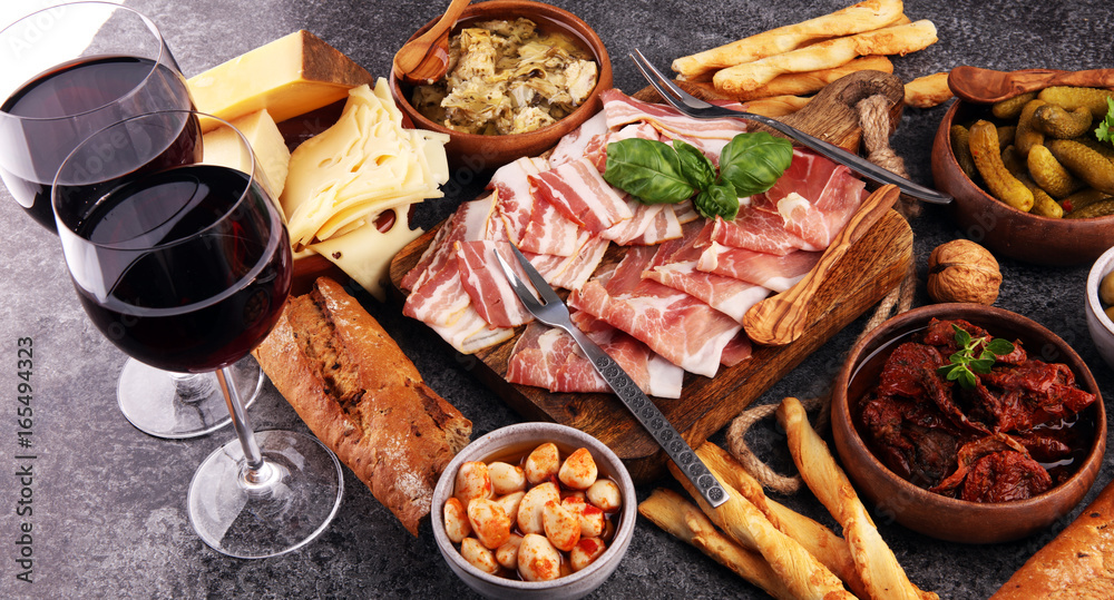 意大利开胃酒小吃套装。奶酪、地中海橄榄、泡菜、帕尔姆火腿